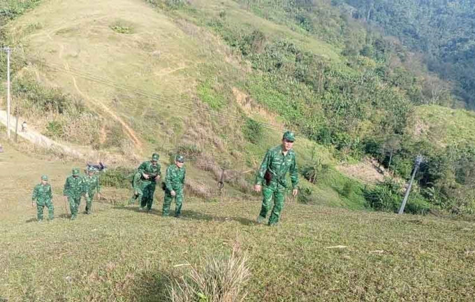 Cán bộ, chiến sĩ Đồn Biên phòng Ba Tầng (xã A Dơi, tỉnh Quảng Trị) tuần tra khu vực biên giới giáp với nước bạn Lào. Ảnh: Kha Phạm/TTXVN