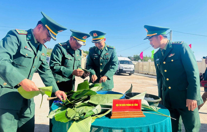 Cán bộ, chiến sĩ Đồn Biên phòng Ba Tầng tham gia cuộc thi gói bánh chưng, bánh tét mừng Xuân Bính Ngọ 2026 tại xã A Dơi, tỉnh Quảng Trị. Ảnh: Kha Phạm/TXVN