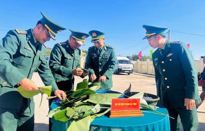 Cán bộ, chiến sĩ Đồn Biên phòng Ba Tầng tham gia cuộc thi gói bánh chưng, bánh tét mừng Xuân Bính Ngọ 2026 tại xã A Dơi, tỉnh Quảng Trị. Ảnh: Kha Phạm/TXVN