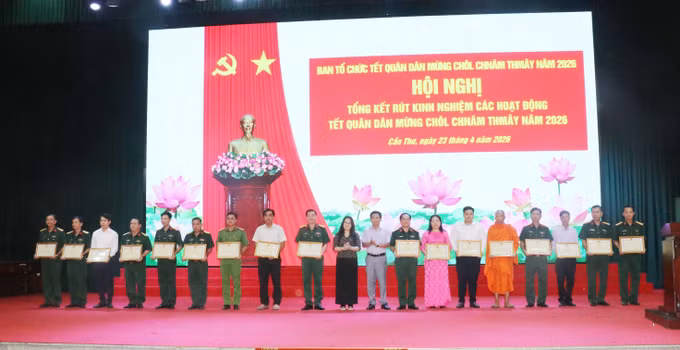 Các cá nhân được nhận Bằng khen của Chủ tịch UBND TP Cần Thơ vì có thành tích tiêu biểu trong tham gia hoạt động Tết Quân Dân mừng Chôl Chnăm Thmây năm 2026.