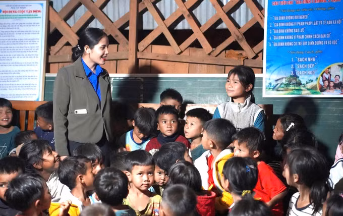 Trẻ em Xơ Đăng trả lời về nguyện vọng có muốn đi học hay không. Ảnh: TTXVN phát