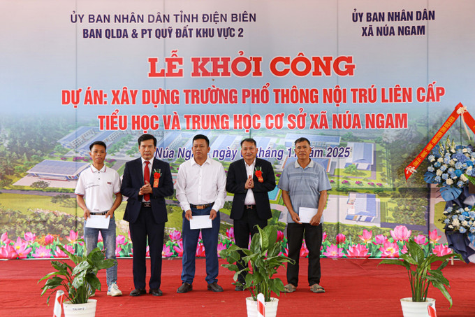 Lãnh đạo xã Núa Ngam tặng quà cho các hộ gia đình tình nguyện hiến đất, giải phóng mặt bằng phục vụ công trình. Lãnh đạo xã Núa Ngam tặng quà cho các hộ gia đình tình nguyện hiến đất, giải phóng mặt bằng phục vụ công trình.