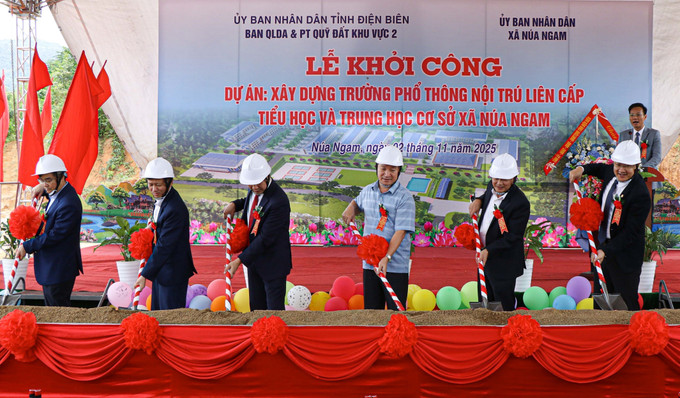 Các đại biểu thực hiện nghi thức động thổ Dự án xây dựng Trường phổ thông nội trú liên cấp tiểu học & trung học cơ sở xã Núa Ngam. khoi-cong-truong-02112025-01.jpg