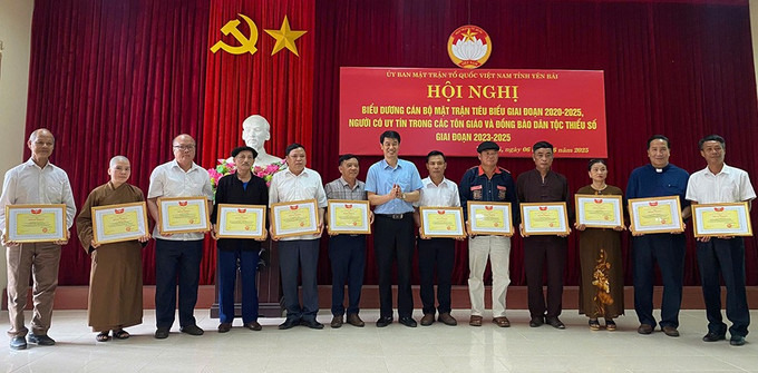 Lãnh đạo Ủy ban MTTQ Việt Nam tỉnh trao bằng khen cho người có uy tín trong các tôn giáo và đồng bào dân tộc thiểu số, giai đoạn 2023 – 2025. Ảnh: baoyenbai.com.vn uy-tin-06062025.jpg