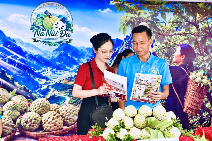 Người trồng na núi đá Quang Trung, phường Hà Giang 2 (Tuyên Quang) tiếp cận sản phẩm, dịch vụ Agribank.