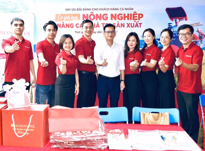 Lãnh đạo Agribank Chi nhánh Hà Giang cùng cán bộ tại chương trình quảng bá na núi đá Quang Trung, phường Hà Giang 2 (tỉnh Tuyên Quang).