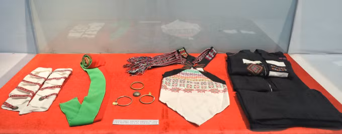 Trang phục truyền thống của người dân tộc.