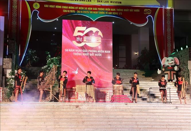 Các tiết mục giao lưu nghệ thuật Đắk Lắk - Phú Yên tại chương trình. Ảnh: Hoài Thu/TTXVN Các tiết mục giao lưu nghệ thuật Đắk Lắk - Phú Yên tại chương trình. Ảnh: Hoài Thu/TTXVN