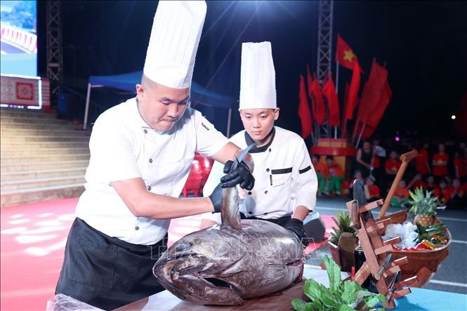 Phần trình diễn chế biến cá ngừ đại dương tại chương trình. Ảnh: Hoài Thu/TTXVN nghe-thuat-01052025-05.jpg