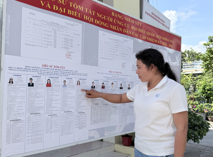 Cử tri xã Tri Tôn, An Giang tìm hiểu tiểu sử người ứng cử tại khu vực bỏ phiếu.