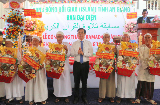 Phó Chủ tịch UBND tỉnh An Giang Lê Văn Phước tặng quà cho đại điện Ban Quản trị các Thánh đường, Tiểu Thánh đường Hồi giáo trên địa bàn tỉnh An Giang.