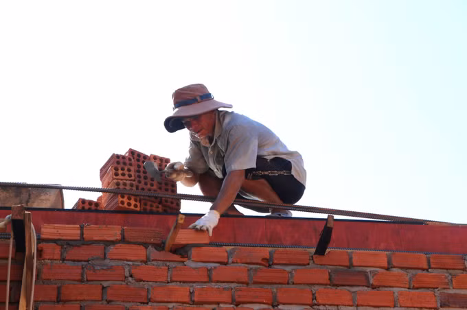 Tranh thủ thời tiết thuận lợi, thợ xây nỗ lực xây dựng để hoàn thành nhà theo kế hoạch.