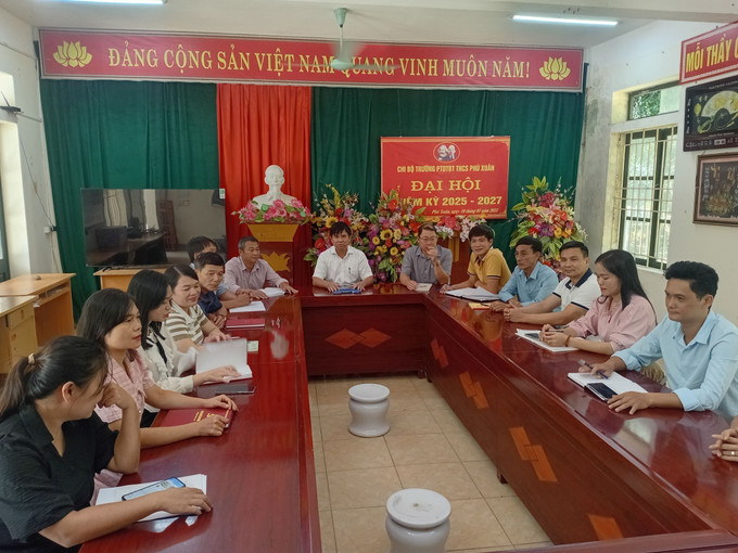 Ban giám hiệu Trường phổ thông dân tộc bán trú trung học cơ sở Phú Xuân, tỉnh Thanh Hóa triển khai nhiệm vụ năm học mới. kphq-bao-so-5-29082025-03.jpg