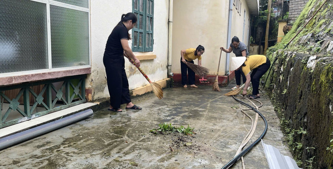 Giáo viên trường mầm non Nam Xuân tỉnh Thanh Hóa dọn dẹp vệ sinh sau bão để đón học sinh tới trường. Giáo viên trường mầm non Nam Xuân tỉnh Thanh Hóa dọn dẹp vệ sinh sau bão để đón học sinh tới trường.