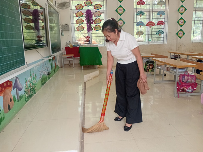 Giáo viên một trường học tại tỉnh Thanh Hóa đang dọn dẹp vệ sinh chuẩn bị năm học mới. kphq-bao-so-5-29082025-06.jpg