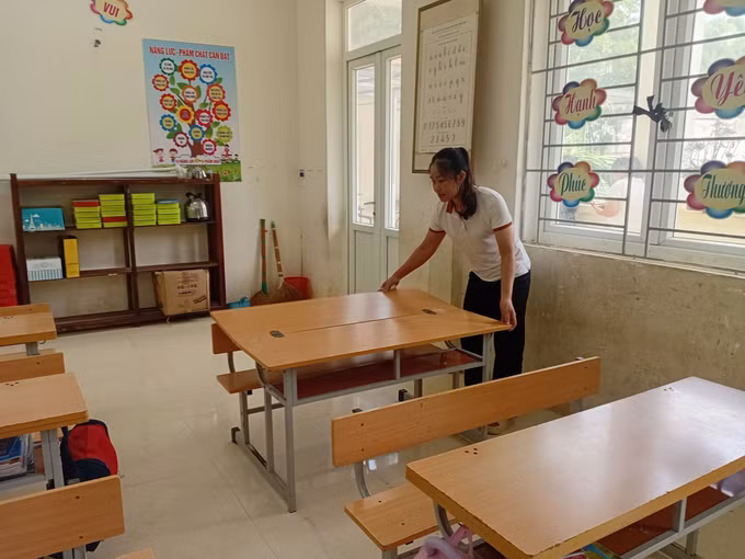 Giáo viên một trường học tại tỉnh Thanh Hóa đang dọn dẹp vệ sinh chuẩn bị năm học mới.