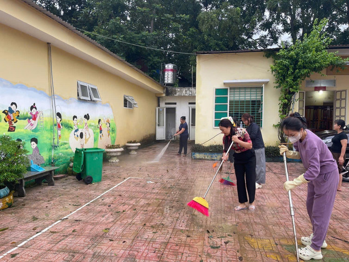 Giáo viên trường mầm non Thiết ống, tỉnh Thanh Hóa dọn dẹp vệ sinh sau bão để đón học sinh tới trường. kphq-bao-so-5-29082025-05.jpg
