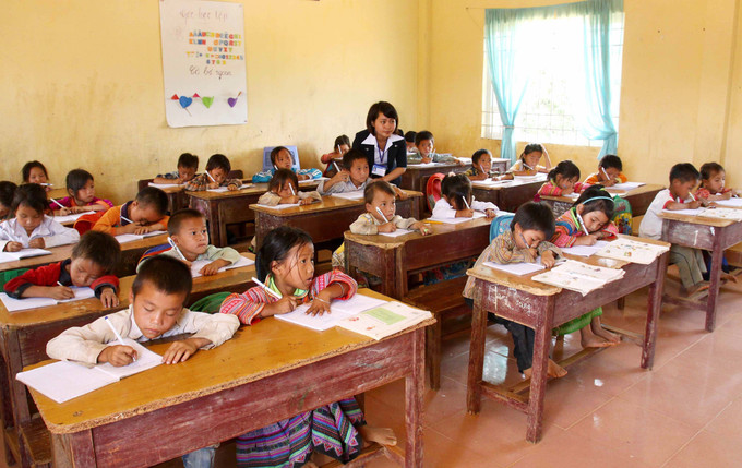 Giờ tập viết của học sinh lớp 1 tại phân trường thôn 5 Trường Tiểu học xã Rô Men, huyện Đam Rông (cũ), tỉnh Lâm Đồng. Ảnh tư liệu: Quý Trung/TTXVN giao-duc-05082025.jpg