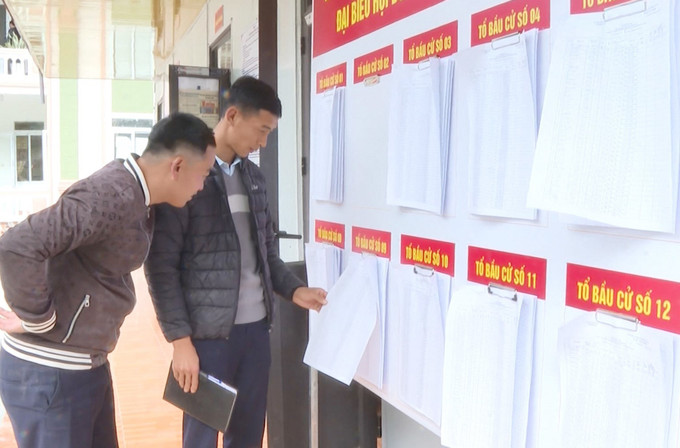 Các điểm bầu cử đã được niêm yết danh sách ứng cử viên và danh sách cử tri. Ảnh: Quý Trung/TTXVN
