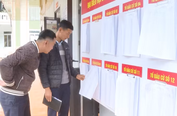 Các điểm bầu cử đã được niêm yết danh sách ứng cử viên và danh sách cử tri. Ảnh: Quý Trung/TTXVN