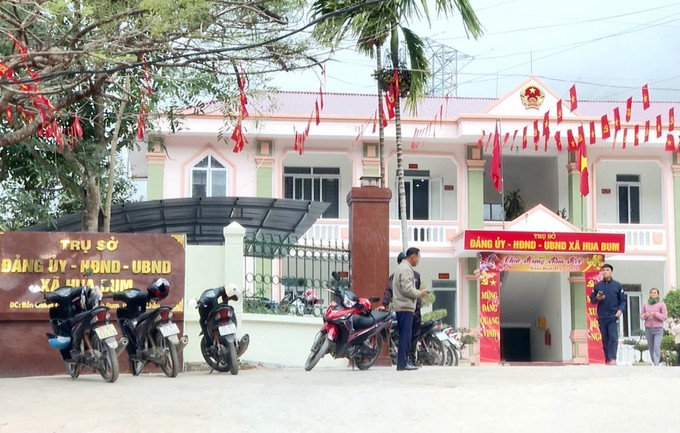 Trung tâm trụ sở xã biên giới Hua Bum (Lai Châu) được trang hoàng rực rỡ cờ tổ quốc, băng rôn khẩu hiệu sẵn sàng cho Ngày hội lớn của toàn dân tộc. Ảnh: Quý Trung/TTXVN