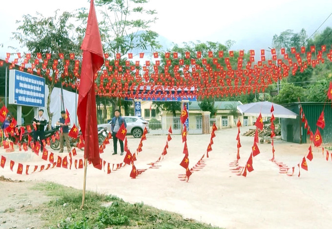 Tại các đường trục chính vào trung tâm xã biên giới Hua Bum (Lai Châu) và các điểm bầu cử được trang hoàng cờ tổ quốc, băng rôn khẩu hiệu. Ảnh: Quý Trung/TTXVN