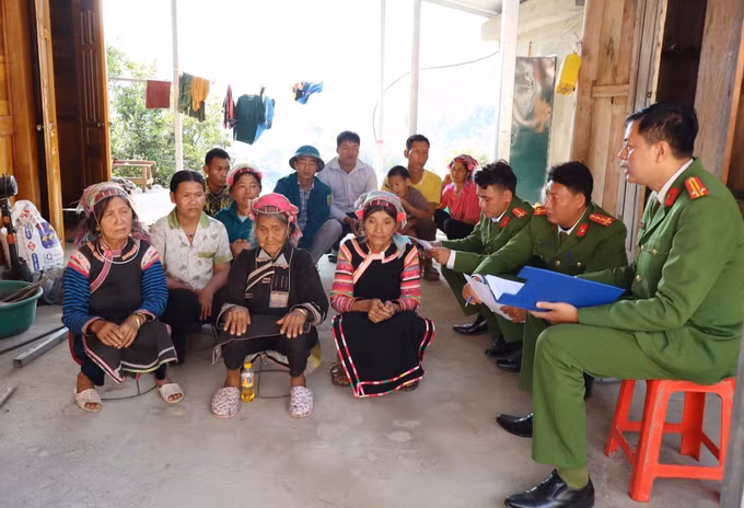 Lực lượng Công an xã Hua Bum tuyên truyền cho người dân về ý nghĩa của ngày bầu cử cũng như quyền lợi và nghĩa vụ của công dân. Ảnh: Quý Trung/TTXVN