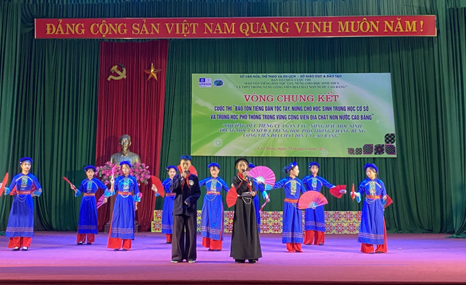 Một tiết mục trong phần thi năng khiếu thể hiện bằng tiếng Tày-Nùng. Một tiết mục trong phần thi năng khiếu thể hiện bằng tiếng Tày-Nùng.