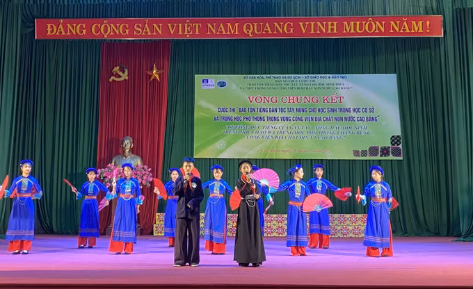 Một tiết mục trong phần thi năng khiếu thể hiện bằng tiếng Tày-Nùng.