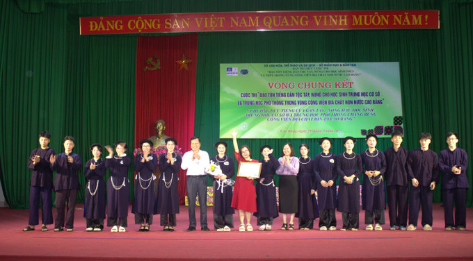 Ban Tổ chức trao giải Nhất khối THPT cho Trường Trung học phổ thông Đàm Quang Trung, tỉnh Cao Bằng. Ban Tổ chức trao giải Nhất khối THPT cho Trường Trung học phổ thông Đàm Quang Trung, tỉnh Cao Bằng.