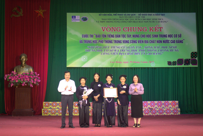 Ban Tổ chức trao giải Nhì khối THCS cho Trường Trung học cơ sở Minh Thanh, tỉnh Cao Bằng. Ban Tổ chức trao giải Nhì khối THCS cho Trường Trung học cơ sở Minh Thanh, tỉnh Cao Bằng.