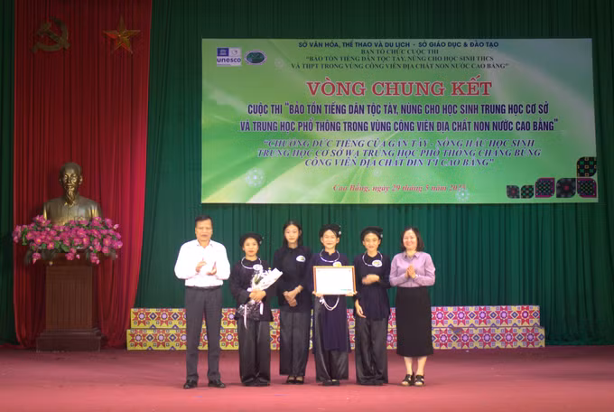 Ban Tổ chức trao giải Nhì khối THCS cho Trường Trung học cơ sở Minh Thanh, tỉnh Cao Bằng.