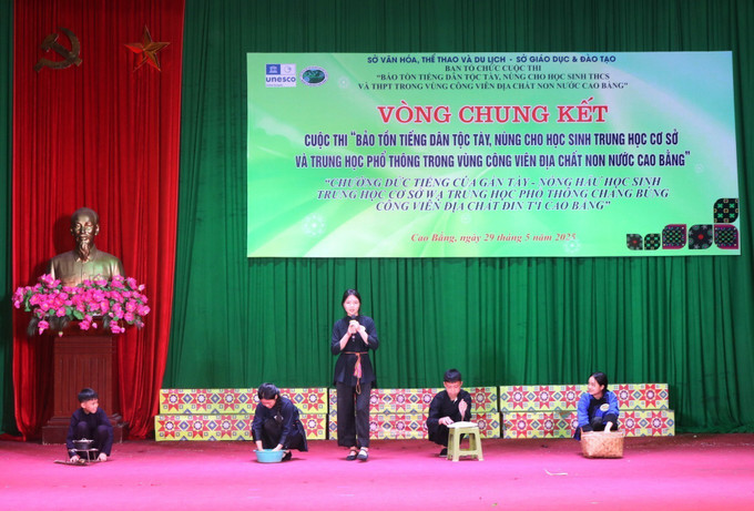 Một tiết mục giới thiệu quy trình làm bánh cuốn Cao Bằng bằng tiếng Tày-Nùng. Một tiết mục giới thiệu quy trình làm bánh cuốn Cao Bằng bằng tiếng Tày-Nùng.