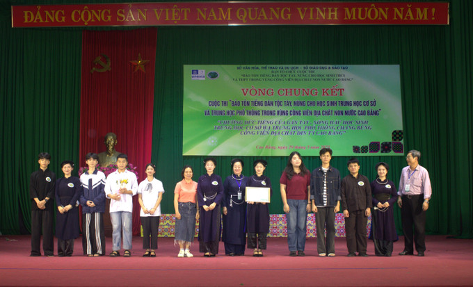 Ban Tổ chức trao giải Nhì khối THPT cho Trường Trung học phổ thông Dân tộc Nội trú tỉnh Cao Bằng. Ban Tổ chức trao giải Nhì khối THPT cho Trường Trung học phổ thông Dân tộc Nội trú tỉnh Cao Bằng.