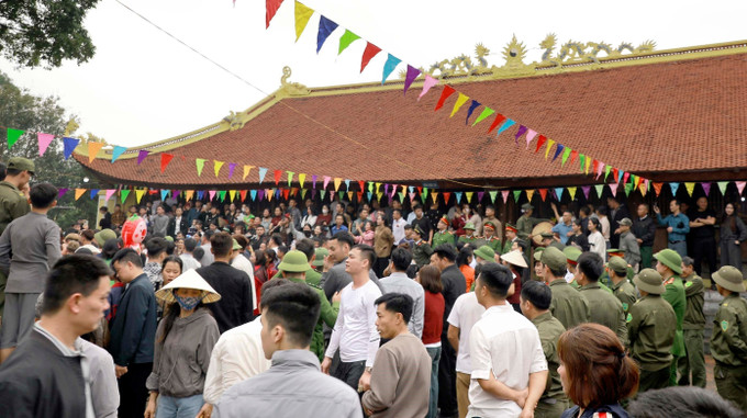 Người dân và du khách tham dự lễ hội.