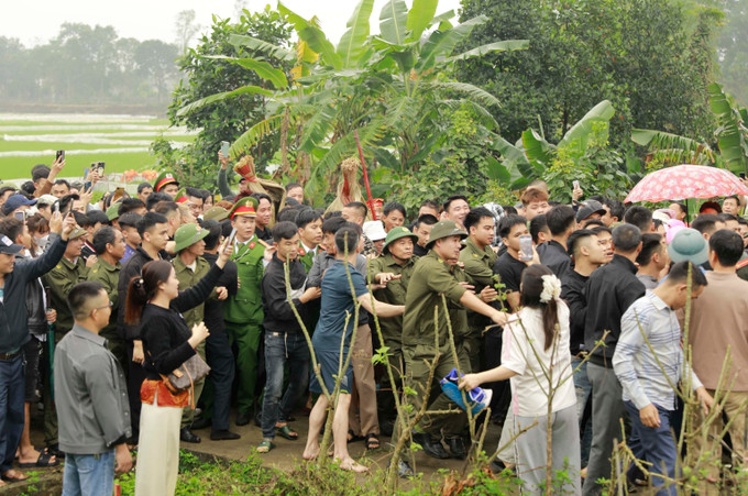 Sau khi thực hiện nghi thức trát bùn các “Bụt” được đội chiếu thánh và rước về đình làng.