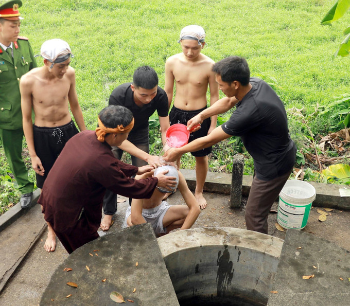 Nghi thức tắm “Bụt” được thực hiện tại giếng cổ của làng.
