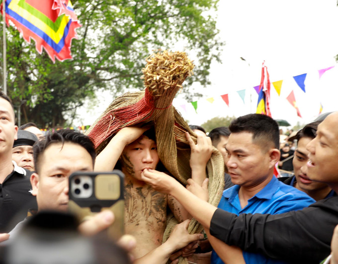 Các “Bụt” được bón xôi, trầu trước khi làm lễ thánh.