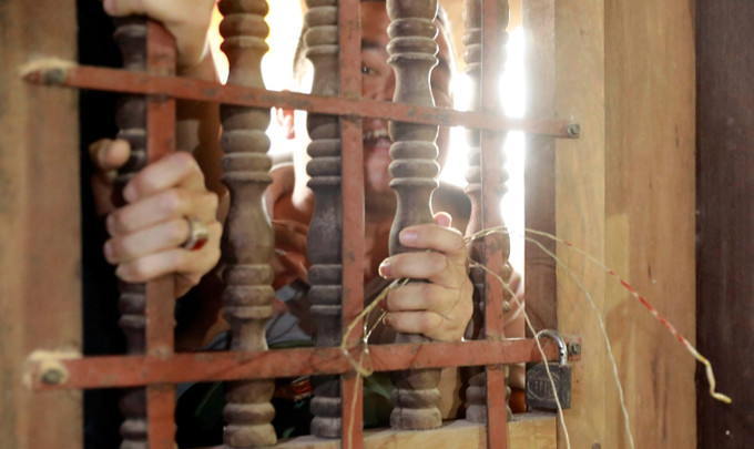 Người dân và du khách đợi Ban tổ chức "tản chiếu phát lộc" đầu xuân.