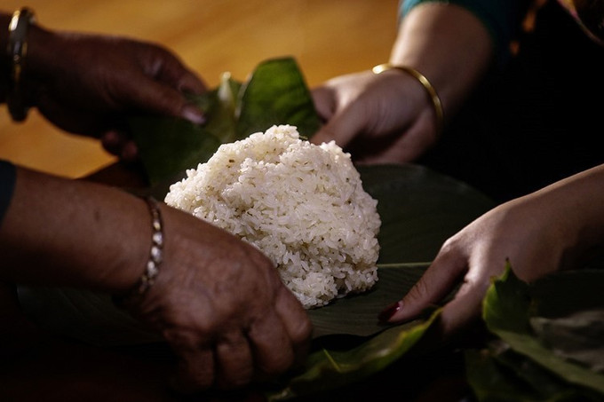 Xôi sau khi chín được quạt nguội rồi gói thành những gói nhỏ vuông vức bằng lá dong.