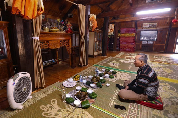 Thầy mo Hà Công Nhui làm lễ cúng.