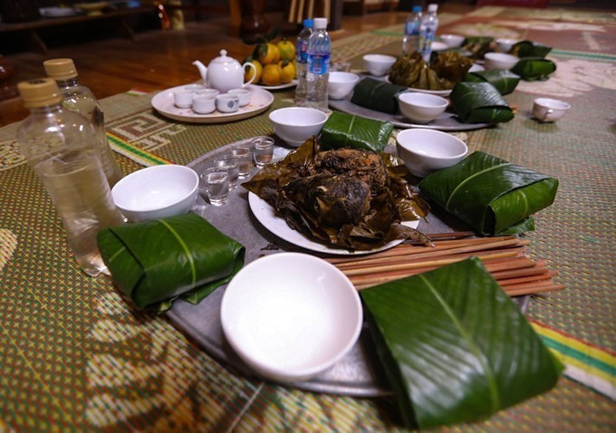 Mâm lễ cúng cơm mới của người Thái chỉ có các món làm từ cá hấp, nướng cùng những gói xôi đồ từ lúa nương.