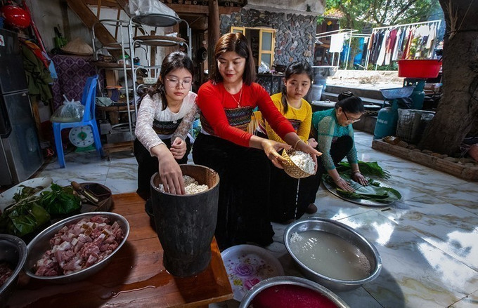 Khi lúa bắt đầu vào độ chín vàng, người phụ nữ Thái sẽ chọn những bông lúa đẹp nhất ở thửa ruộng tốt nhất, mang về treo gác bếp. Khi mùa màng gặt xong, họ mới đạp thóc, giã gạo, đồ xôi để làm lễ.