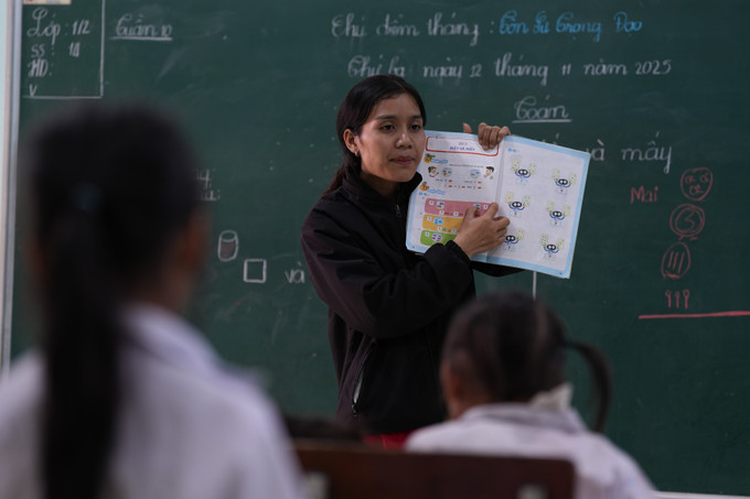 Cô Đinh Thị Học và 34 học sinh tại điểm trường sạt lở được chuyển về Trường PTDTBT Tiểu học Ngọc Linh để học tập. Ảnh: Khoa Chương/TTXVN