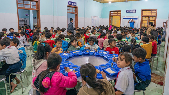 Những bữa ăn vào ban đêm được Trường PTDTBT Tiểu học Ngọc Linh chuẩn bị chu đáo cho các em học sinh theo mô hình “nội trú bất đắc dĩ”. Ảnh: Khoa Chương/TTXVN