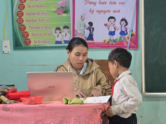 Thầy cô vùng cao Trường PTDTBT Tiểu học Ngọc Linh ngày ngày kiên trì đứng lớp, thắp sáng không chỉ chữ viết mà cả hy vọng cho học sinh nơi đây. Ảnh: Khoa Chương/TTXVN