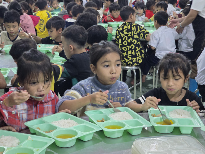 Những bữa ăn vào ban đêm được Trường PTDTBT Tiểu học Ngọc Linh chuẩn bị chu đáo cho học sinh theo mô hình “nội trú bất đắc dĩ”. Ảnh: Khoa Chương/TTXVN