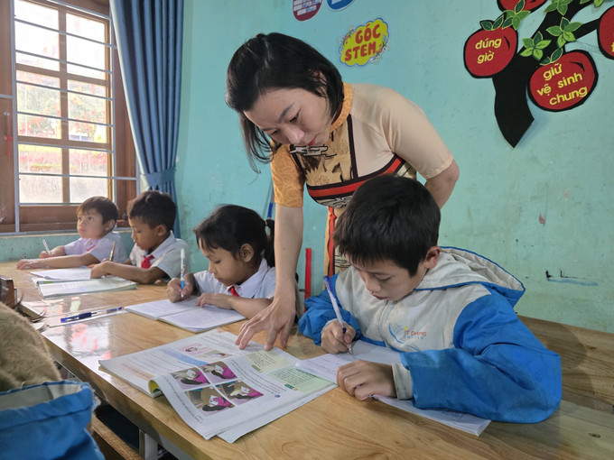 Giáo viên Trường PTDTBT Tiểu học Ngọc Linh ngày ngày kiên trì đứng lớp, thắp sáng không chỉ chữ viết mà cả hy vọng cho học sinh nơi đây. Ảnh: khoa Chương/TTXVN