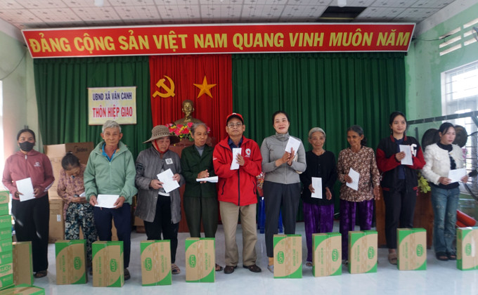 Hội Chữ thập đỏ tỉnh Gia Lai tặng quà “Tết Nhân ái” cho các hộ gia đình.