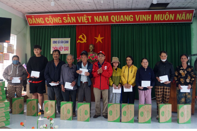 Hội Chữ thập đỏ tỉnh Gia Lai tặng quà “Tết Nhân ái” cho các hộ gia đình.